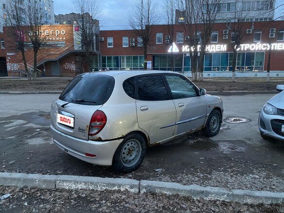 2003 Daihatsu Sirion I (M1), серебристый, 100000 рублей - вид 2