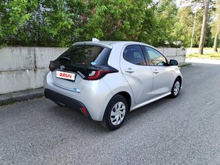 2020 Toyota Yaris IV, серебристый, 970000 рублей, вид 2