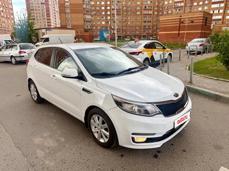 2015 Kia Rio III Рестайлинг, белый, 895000 рублей, вид 3