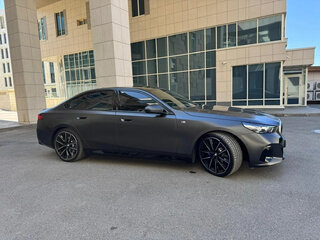2026 BMW 5 серии 520d xDrive VIII (G60/G61/G68), серый, 7330000 рублей, вид 4