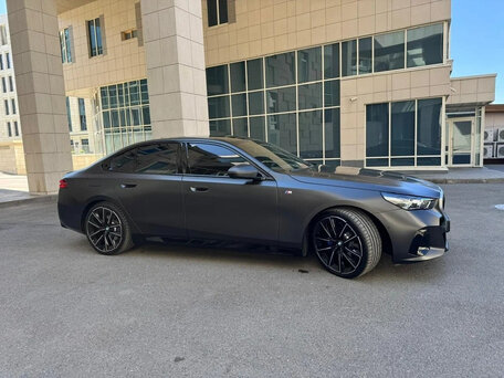 2026 BMW 5 серии 520d xDrive VIII (G60/G61/G68), серый, 7330000 рублей, вид 4