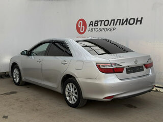 2017 Toyota Camry VII (XV50) Рестайлинг 2, серебристый, 1514900 рублей, вид 2