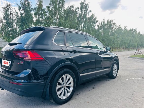 2017 Volkswagen Tiguan II, чёрный, 2200000 рублей - вид 4