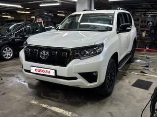 2022 Toyota Land Cruiser Prado 150 Series Рестайлинг 3, белый, 7900000 рублей, вид 1
