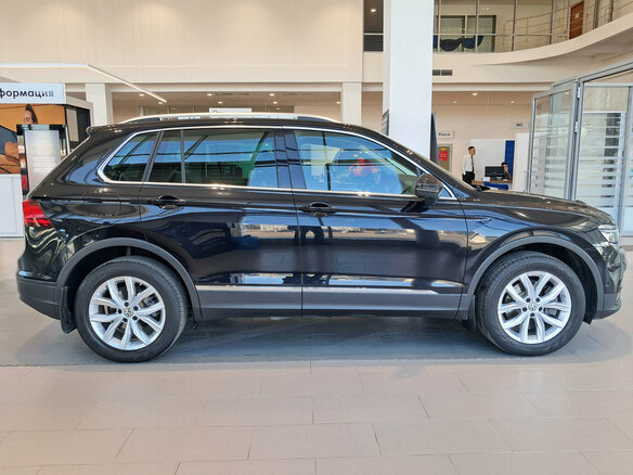 2020 Volkswagen Tiguan II, чёрный, 3410000 рублей - вид 3