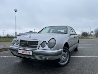 1997 Mercedes-Benz E-Класс 220 II (W210, S210), серебристый, 500000 рублей, вид 2