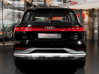 2026 Audi Q6 40 TFSI, чёрный, 7790000 рублей, вид 4