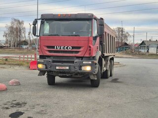 2011 Iveco Trakker, красный, 2700000 рублей, вид 1