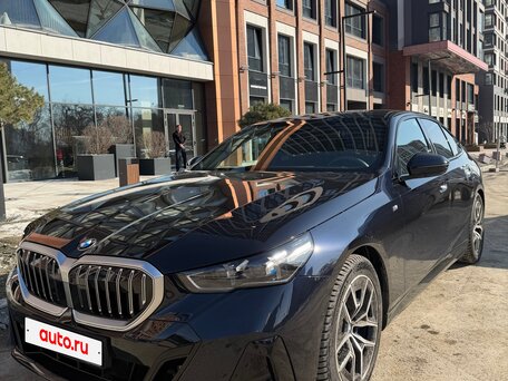 2024 BMW 5 серии 520i VIII (G60/G61/G68), синий, 6000000 рублей, вид 3