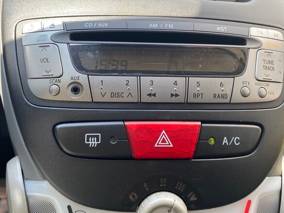 2008 Peugeot 107 I, жёлтый, 295000 рублей - вид 6