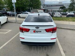 2017 Kia Rio III Рестайлинг, белый, 880000 рублей, вид 4