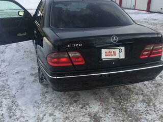 2000 Mercedes-Benz E-Класс 320 II (W210, S210) Рестайлинг, чёрный, 580000 рублей, вид 3