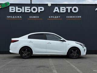 2020 Kia Rio IV Рестайлинг, белый, 1575000 рублей, вид 3