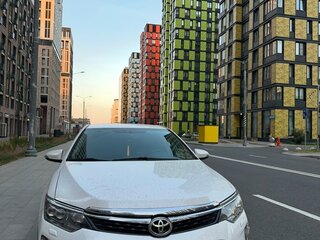 2015 Toyota Camry VII (XV50) Рестайлинг, белый, 2100000 рублей, вид 3