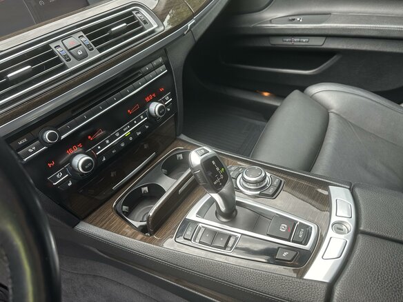 2012 BMW 7 серии Long 740Li V (F01/F02/F04), чёрный, 1700000 рублей - вид 13