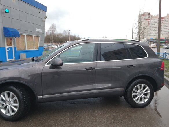 2011 Volkswagen Touareg II, серый