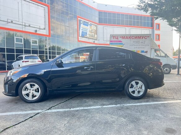 2021 Kia Rio IV Рестайлинг, чёрный, 1550000 рублей - вид 1
