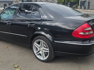 2005 Mercedes-Benz E-Класс 350 III (W211, S211), чёрный, 730000 рублей, вид 3