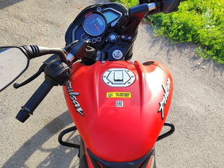 2021 Bajaj Pulsar NS 200, красный, 255000 рублей, вид 3
