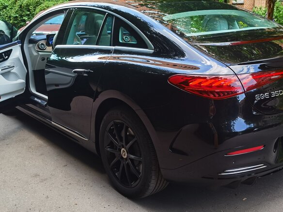 2022 Mercedes-Benz EQE 350+, чёрный, 6500000 рублей - вид 5