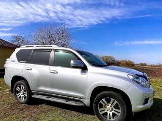 2011 Toyota Land Cruiser Prado 150 Series, серебристый, 3400000 рублей, вид 3
