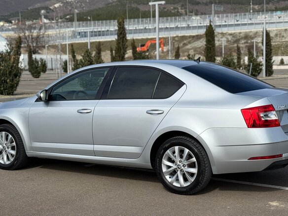 2018 Skoda Octavia III (A7) Рестайлинг, серебристый, 1790000 рублей - вид 6