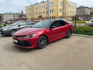 2021 Toyota Camry VIII (XV70) Рестайлинг, красный, 3550000 рублей, вид 1