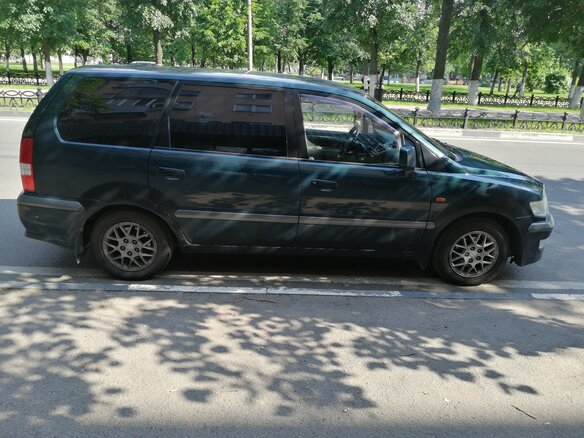 2001 Mitsubishi Space Wagon III, зелёный - вид 8