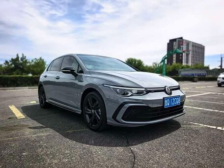 2023 Volkswagen Golf VIII, серебристый, 1533000 рублей, вид 3