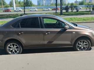 2017 Volkswagen Polo V Рестайлинг, коричневый, 700000 рублей, вид 2