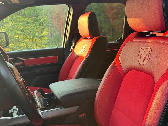 2021 Ram 1500 Quad Cab IV (DS/DJ), серый, 4650000 рублей - вид 6
