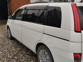 2010 Toyota ISis I Рестайлинг, белый, 1000000 рублей, вид 3