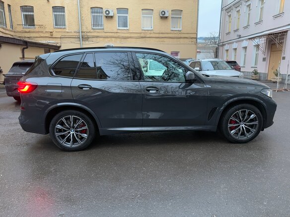 2022 BMW X5 40d IV (G05/G18), серый, 9900000 рублей - вид 5