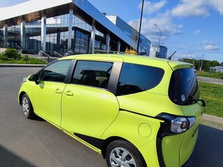 2018 Toyota Sienta II, зелёный, 1710000 рублей, вид 2