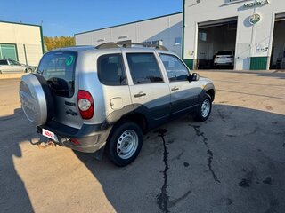 2010 Chevrolet Niva I Рестайлинг, серебристый, 400000 рублей, вид 4