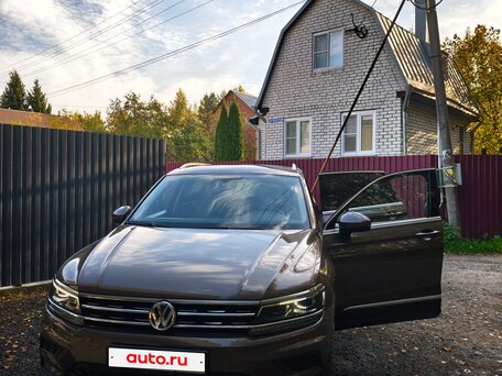 2017 Volkswagen Tiguan II, коричневый, 1949999 рублей, вид 2