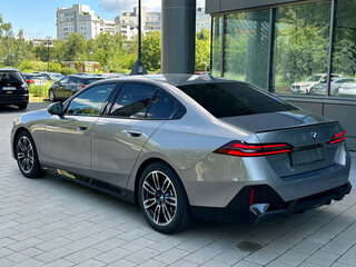 2026 BMW 5 серии 523d xDrive VIII (G60/G61/G68), серый, 8168000 рублей, вид 4