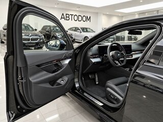 2026 BMW 5 серии 520d xDrive VIII (G60/G61/G68), чёрный, 9990000 рублей, вид 4