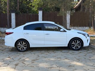 2020 Kia Rio IV Рестайлинг, белый, 1799999 рублей, вид 4