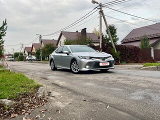 2019 Toyota Camry VIII (XV70), серебристый, 2000000 рублей, вид 2
