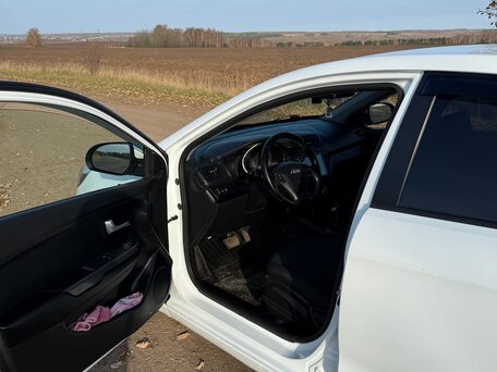 2016 Kia Rio III Рестайлинг, белый, 950000 рублей, вид 4