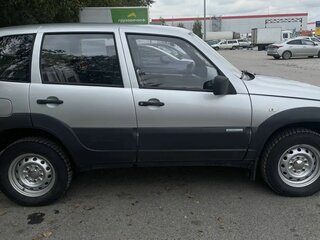 2012 Chevrolet Niva I Рестайлинг, серебристый, 590000 рублей, вид 2