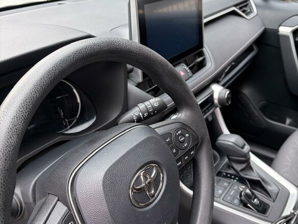 2022 Toyota RAV4 V (XA50), белый, 3400000 рублей - вид 4