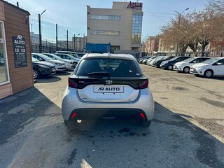 2020 Toyota Yaris IV, серый, 1299000 рублей, вид 3