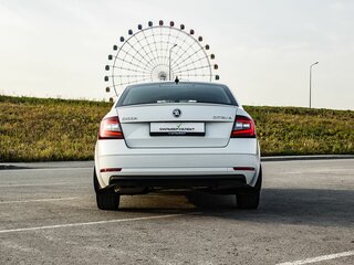 2017 Skoda Octavia III (A7) Рестайлинг, белый, 1850000 рублей, вид 4