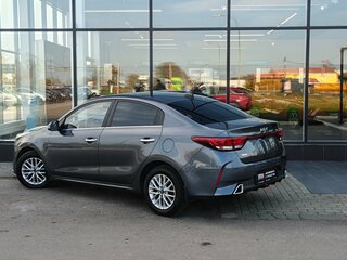 2021 Kia Rio IV Рестайлинг, серый, 1636000 рублей, вид 4