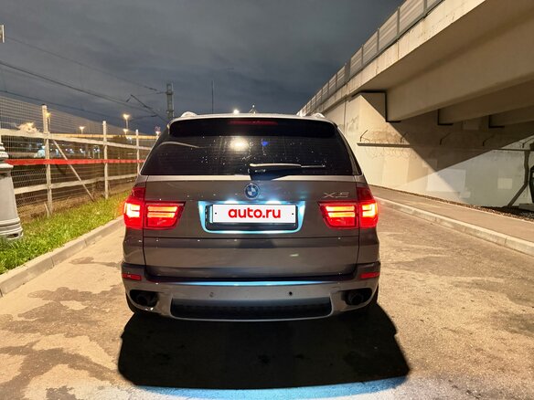 2011 BMW X5 35i II (E70) Рестайлинг, серый - вид 4