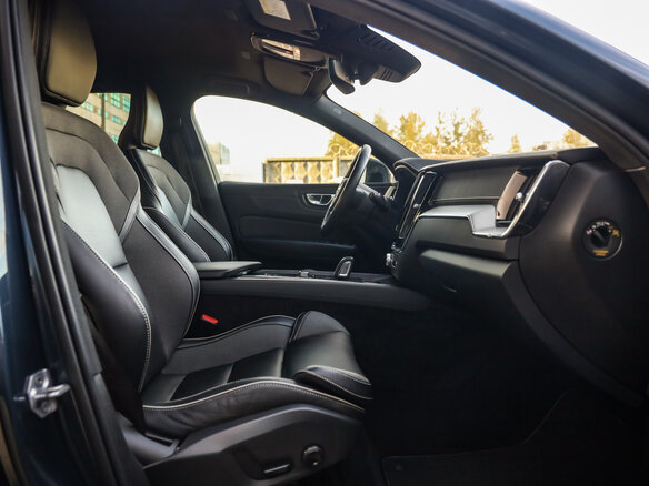 2021 Volvo XC60 II Рестайлинг, синий, 4399000 рублей - вид 25