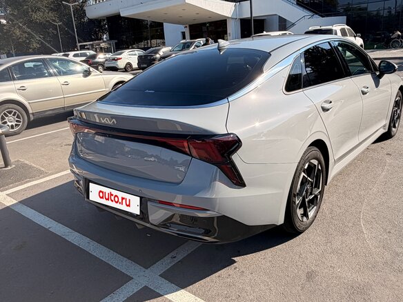 2023 Kia K5 III Рестайлинг, серебристый, 3400000 рублей - вид 2