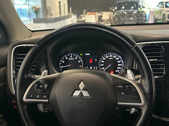 2014 Mitsubishi Outlander III Рестайлинг, белый, 1570000 рублей - вид 12